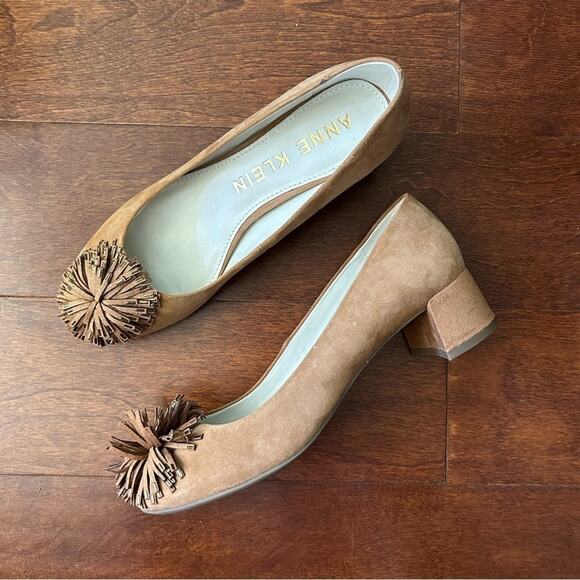 Anne Klein “Happy” Suede Block Heel Pump w/ Gold Tipped Pom Pom On Toe, Size 7.5 - Picture 3 of 14